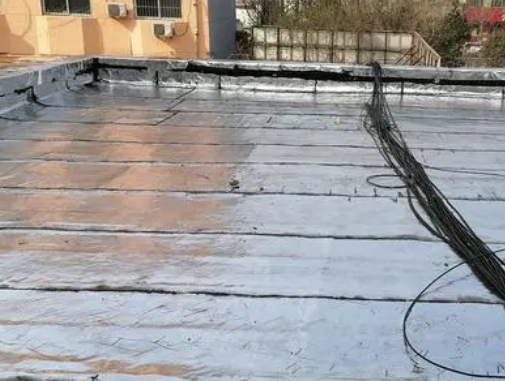 道孚卫生间漏水维修公司分享下道孚屋面楼顶防水刚性防水层施工要点。